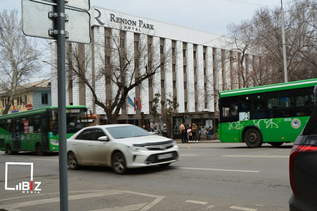 Трамвайная остановка на улице Карла Маркса - наше время