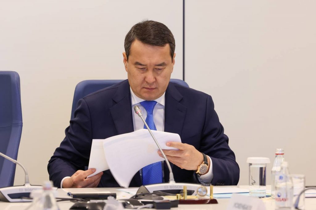 Алихан Смаилов. Премьер-министр РК Смаилов заявил, что деньги, изъятые у коррупционеров, будут направлены на создание школ