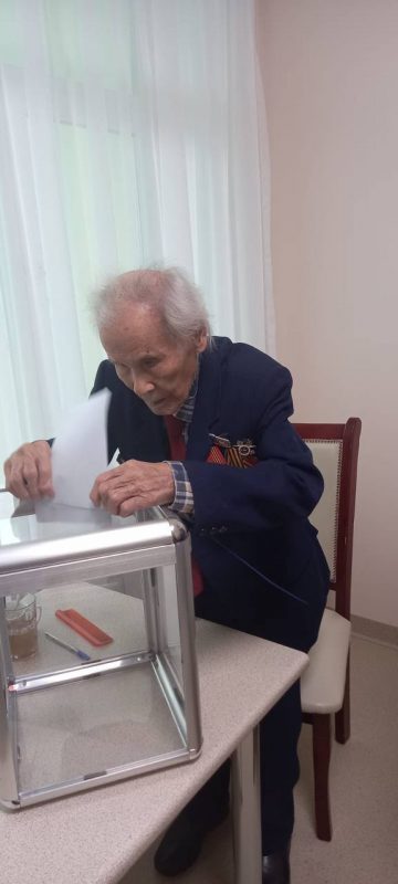 Столетний ветеран проголосовал в алматинской больнице