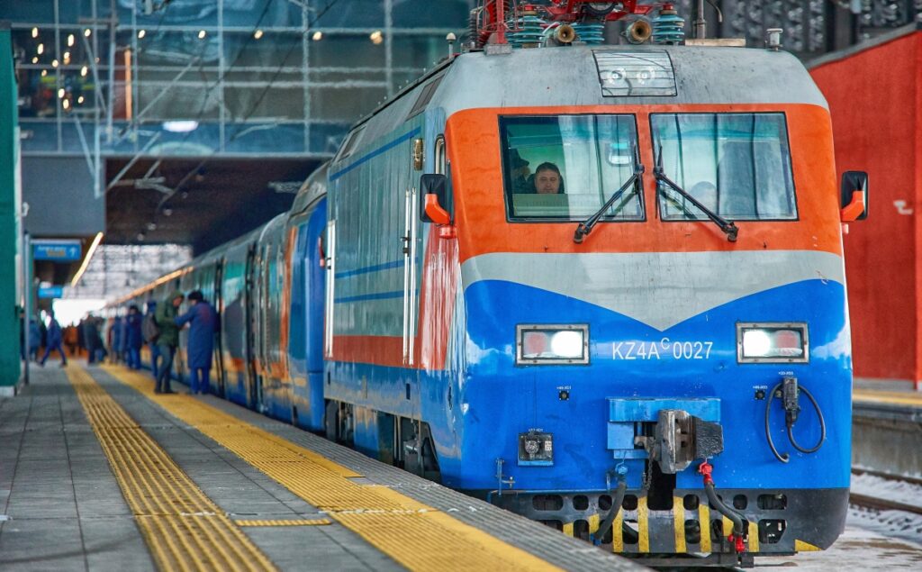 Источник фото: Liter.kz. Казахстан Темир Жолы" (КТЖ) заключил три соглашения со швейцарской компанией Stadler Rail. Дайджест главных новостей на утро 15 декабря 2022 года