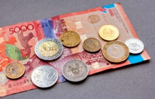 Сколько стоят доллар, евро и рубль в обменниках 19 июня
