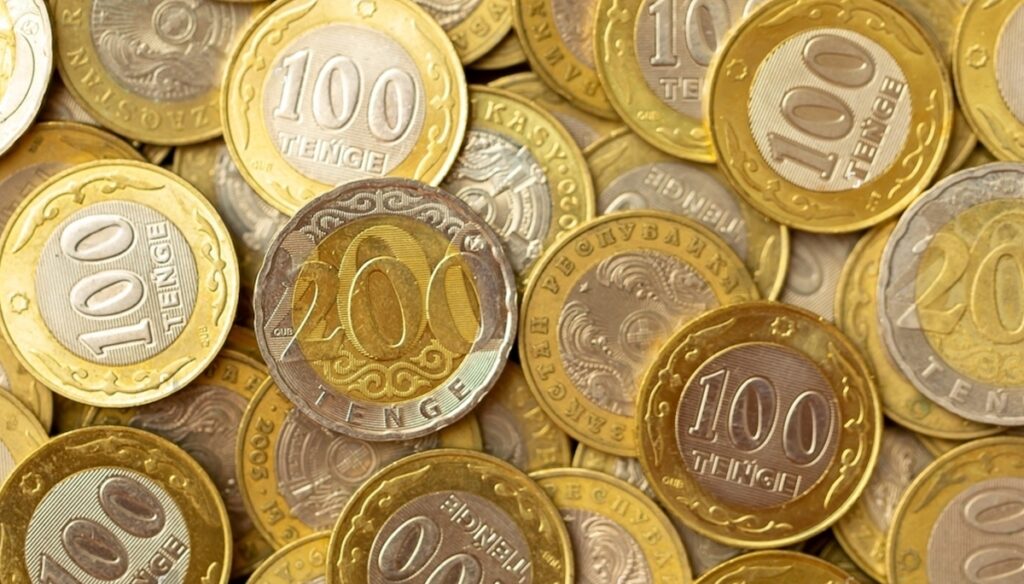 Монеты тенге битком лежат на столе