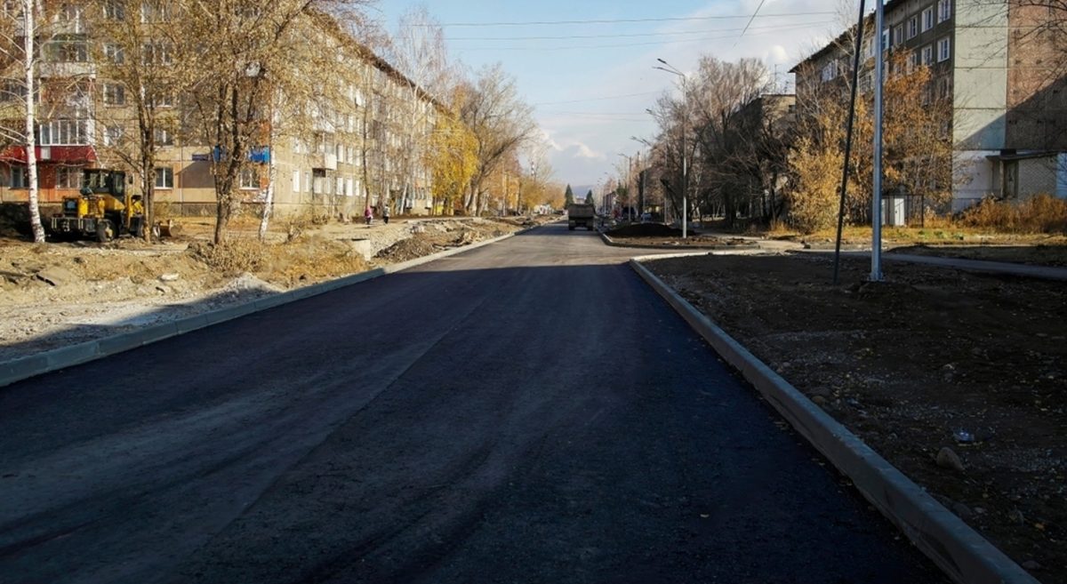 В Коктереке Абайского района асфальт укладывался поверх снега, а в Павлодаре его просто бросали на дорогу.