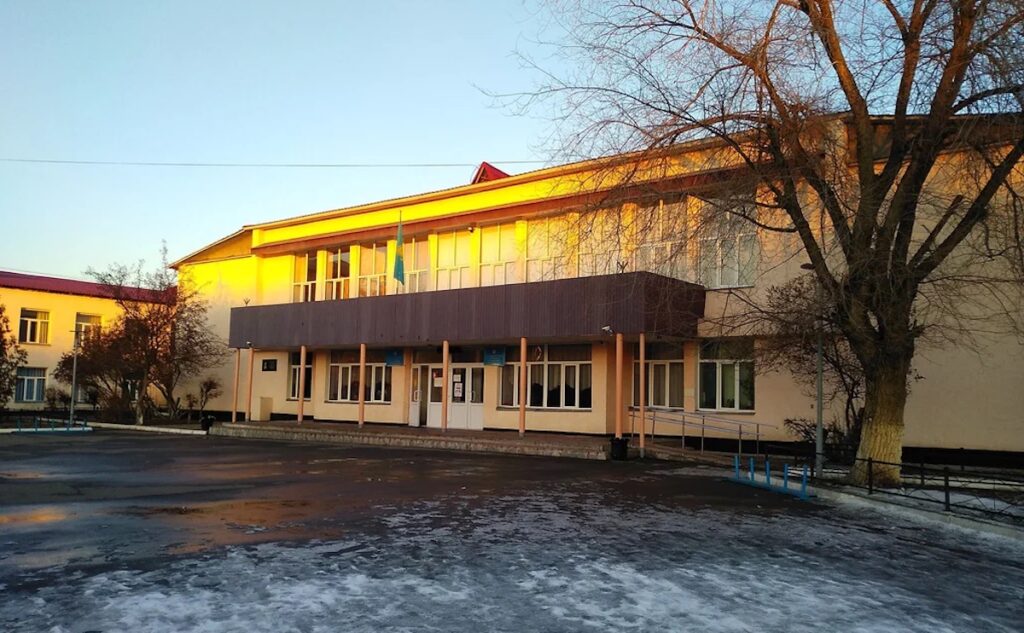 Смаилов заявил, что в Жетысу дети продолжают обучение в 26 саманных школах