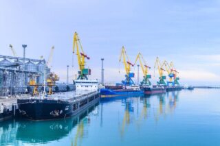 В порту Актау начались работы по углублению дна Каспия