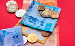 Сколько стоят доллар, евро и рубль в обменниках 18 июня