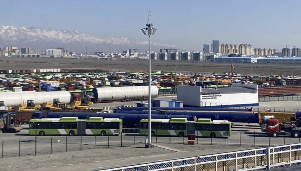 62 товарные фуры получили разрешение на внеплановый пропуск через границу из Казахстана в Китай