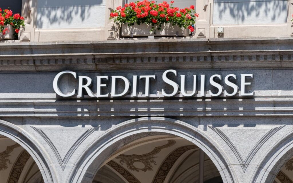 Акции Credit Suisse рухнули на 61% после открытия европейских торгов в понедельник