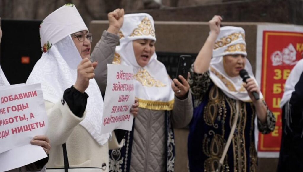 Участницы митинга также просили принять амнистию для женщин в честь 30-летия независимости Казахстана.
