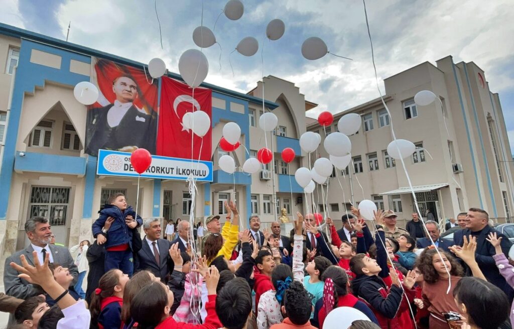 Более 1,3 млн учащихся вернулись в школу в 3 пострадавших от землетрясения турецких провинциях
