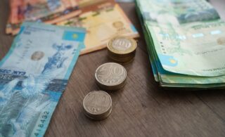 Сколько стоят доллар, евро и рубль в обменниках 17 июня