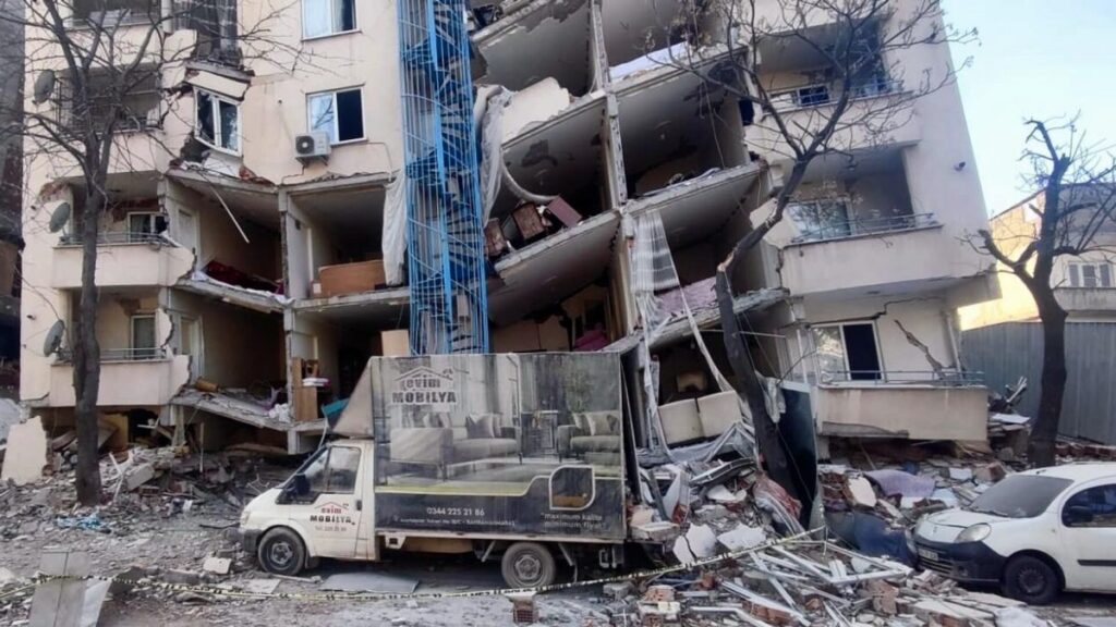 Число погибших в результате землетрясения в Турции возросло до 48 448 человек