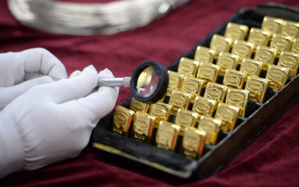 Цена на золото перевалила за 2 тысячи долларов за унцию впервые за год