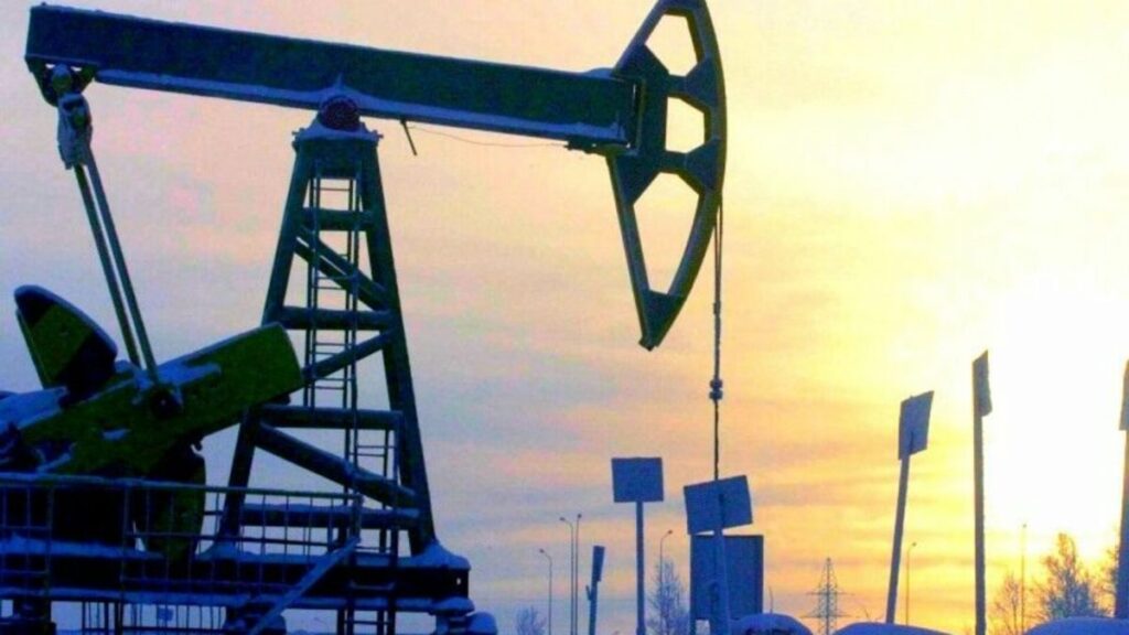 Цены на нефть растут вслед за ценами на бензин в США и ослаблению доллара