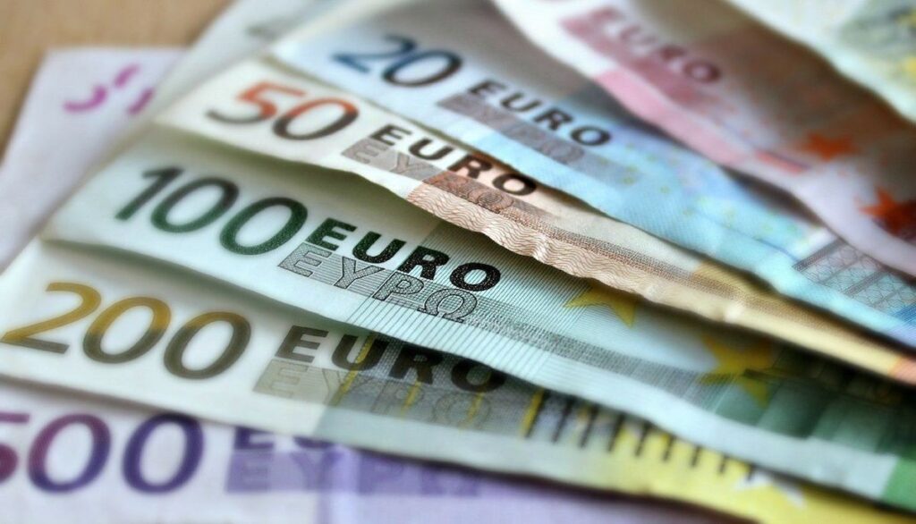 Курс евро по-прежнему падает к доллару США из-за опасений рецессии