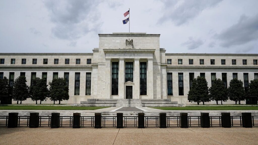 Курсы валют остаются стабильными в преддверии заседания ФРС США