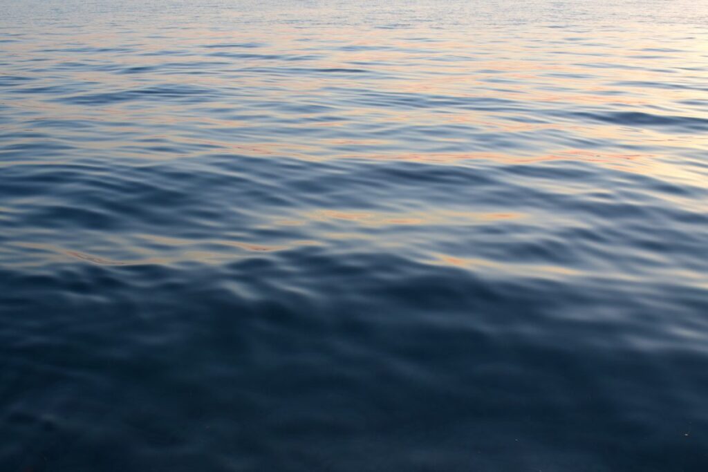 Синяя вода с волнами в море