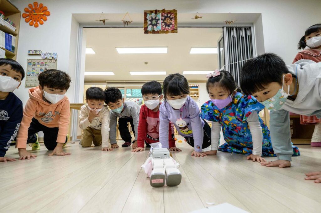 Половина южнокорейцев считают брак и рождение детей не обязательными: опрос
