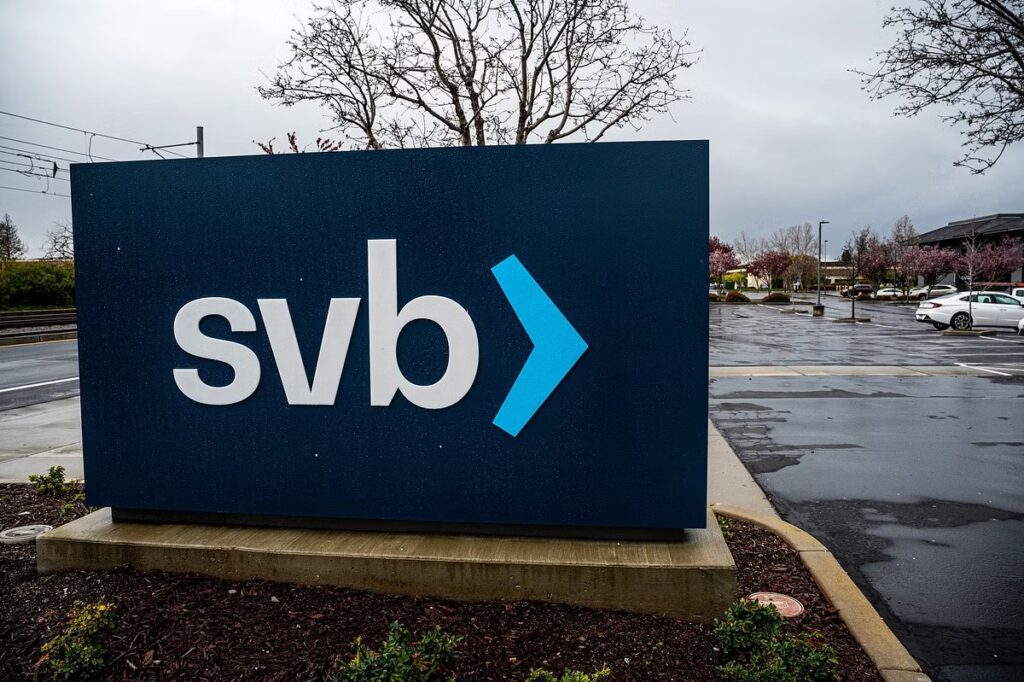 Понижение рейтинга, банковская система и ФРС: Как начался крах Silicon Valley Bank (SVB)
