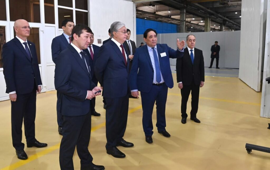 Президент РК посетил машиностроительный завод в Уральске