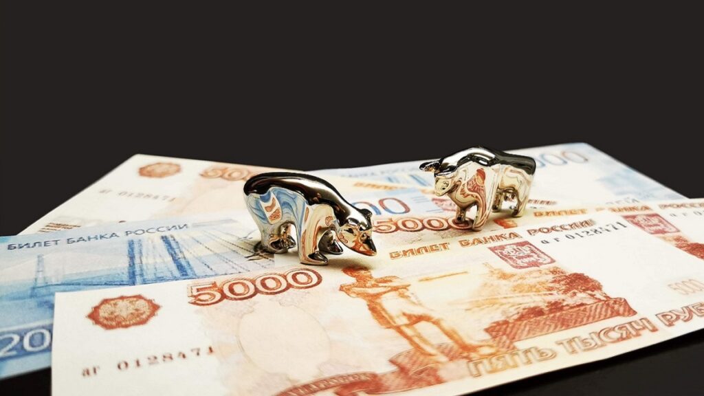Рубль стабилизируется по отношению к евро и доллару на Мосбирже