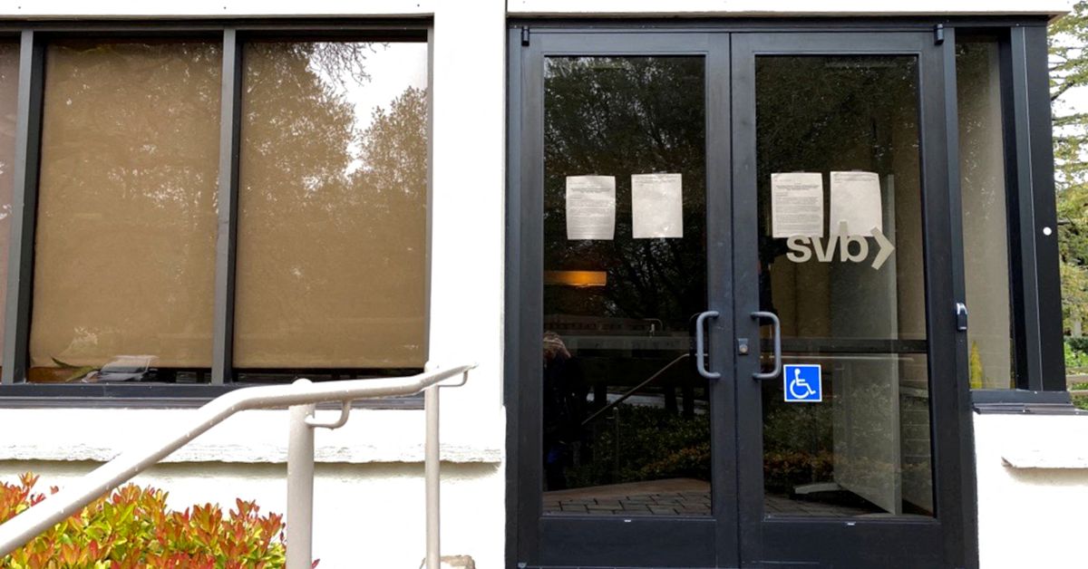 Запертая дверь в отделение банка Silicon Valley Bank на Сэнд Хилл Роуд в Менло Парк