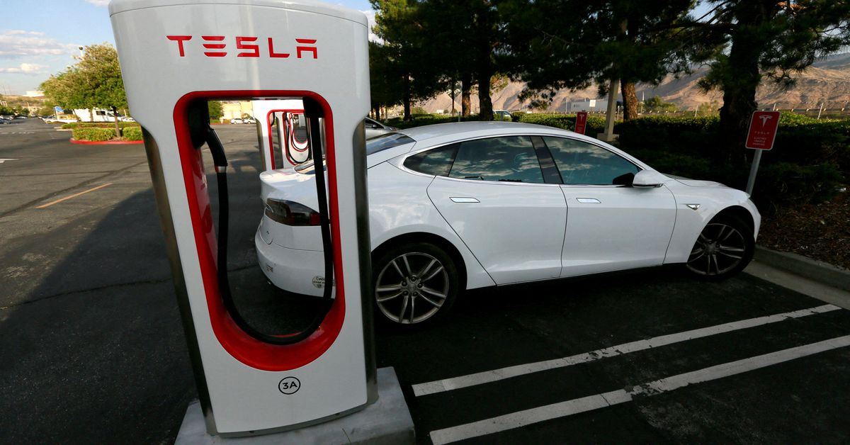 Tesla Model S заряжается на станции Tesla supercharger в Кабазоне, Калифорния
