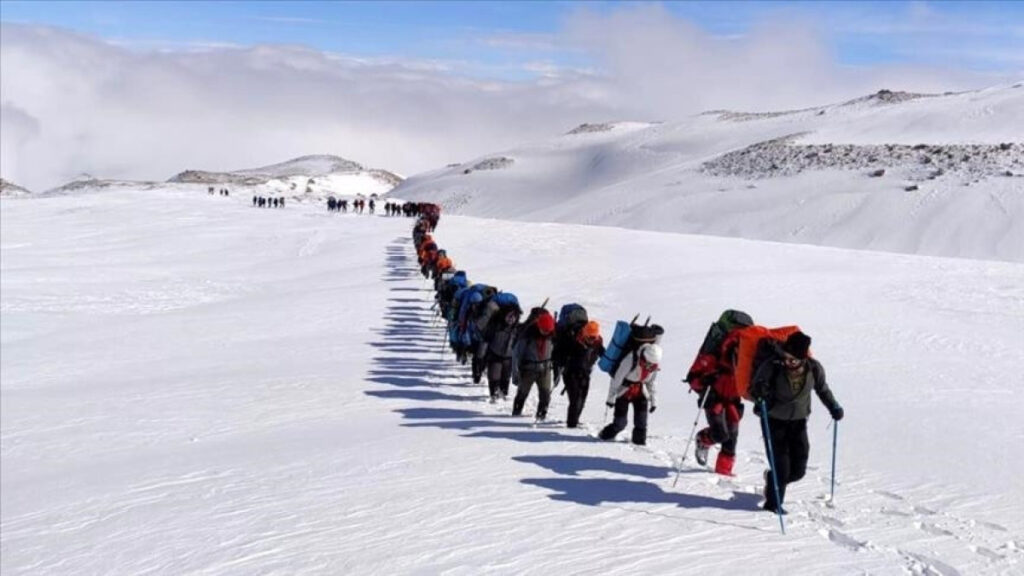 Турецкие альпинисты восхождением на гору Эрджиес почтят память жертв землетрясений