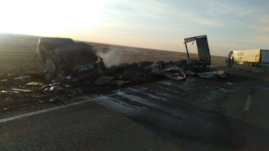 В Актюбинской области при столкновении двух грузовиков погиб водитель