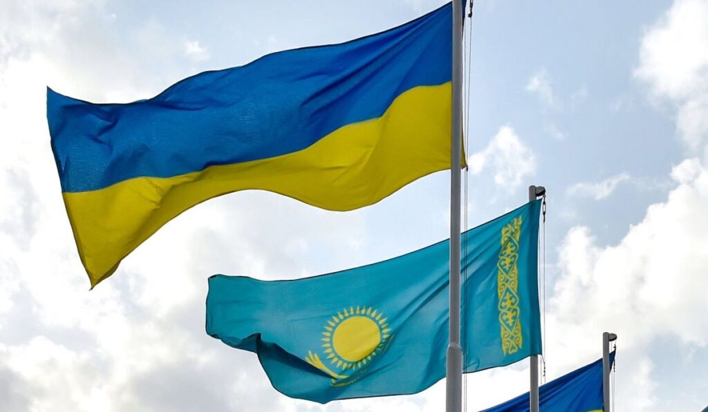 Флаги Казахстана и Украины на фоне неба