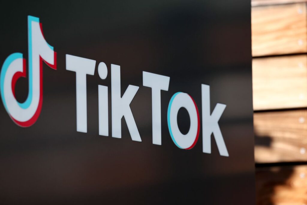 Логотип Tik-Tok на вывести в здании