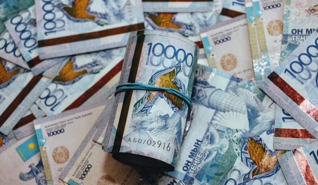 Вклады казахстанцев в банках за январь 2023 сократились почти на 1%