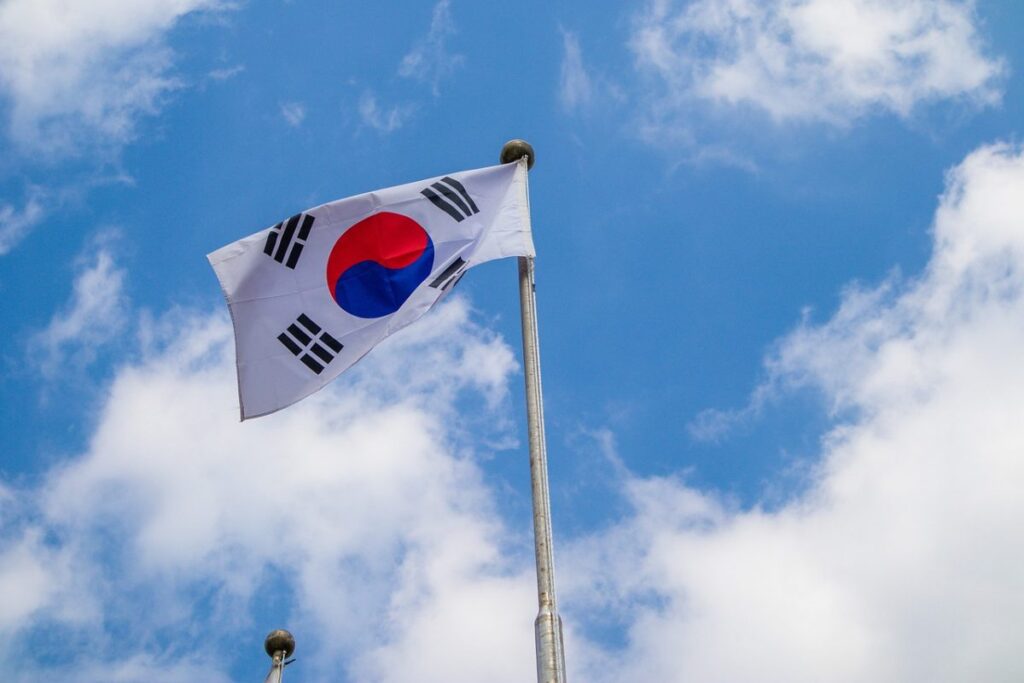 Флаг Южной Кореи на фоне облачного неба