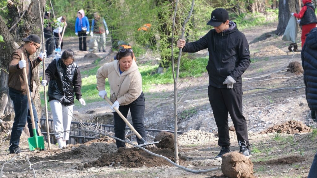 Актер Бакыт Тушаев посетил экоакцию Almaty Clean&Green