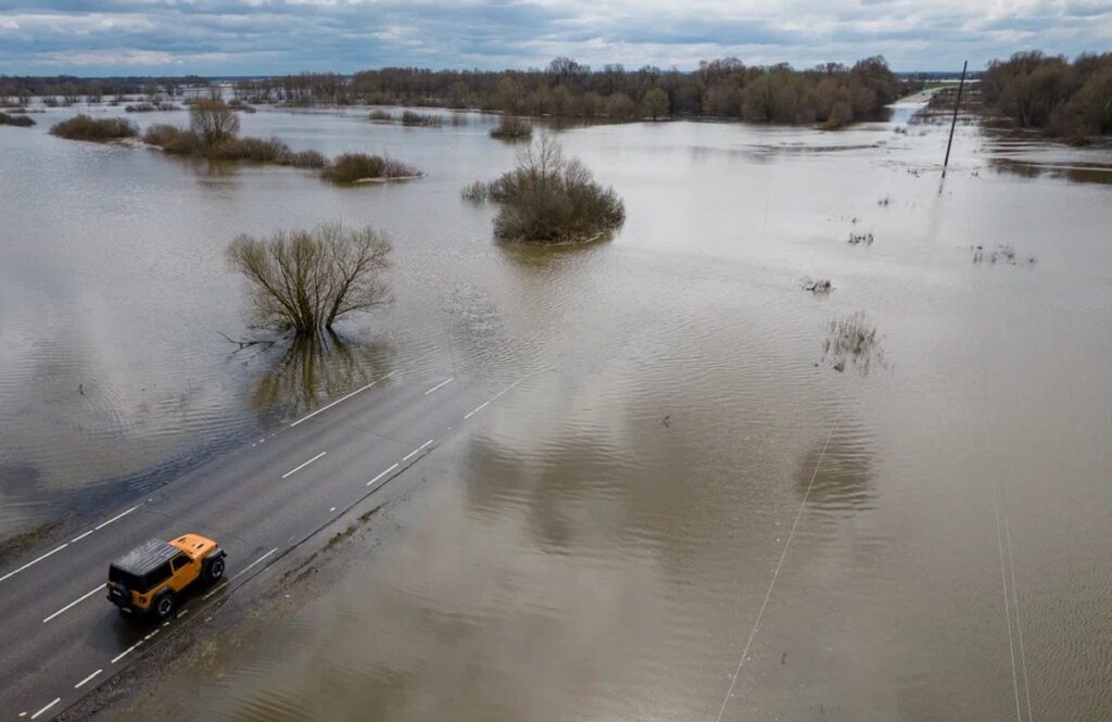 Водой размыло часть дороги