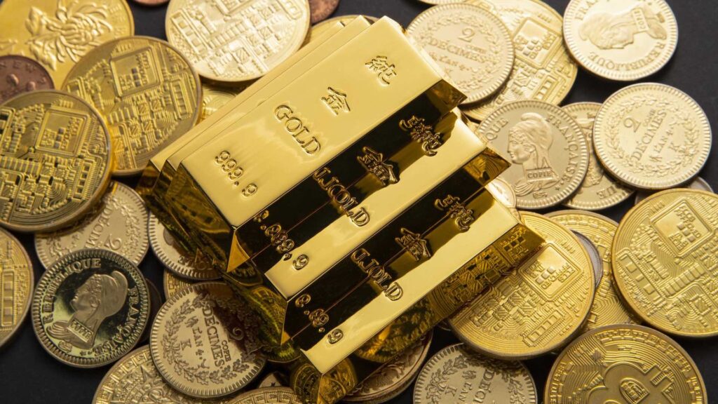Золото и монеты на столе
