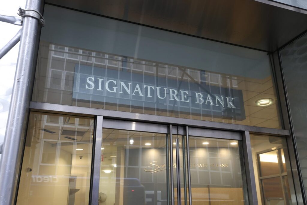 FDIC США начинает процесс продажи кредитного портфеля обанкротившегося Signature Bank на  млрд