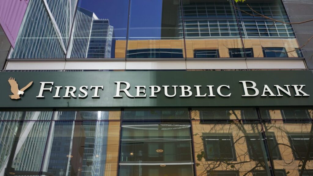 First Republic Bank потерял 100 миллиардов долларов из-за снижения акций на 22%