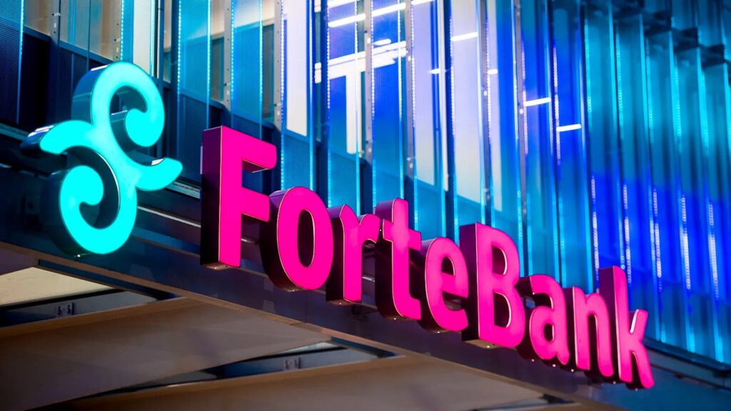 Логотип ForteBank на здании
