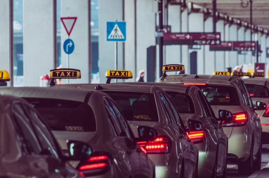 Глава аэропорта Алматы высказался о нелегальных таксистах