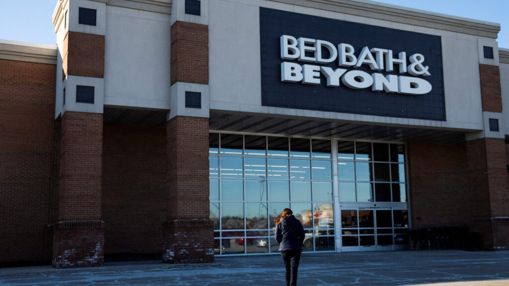 Компания Bed Bath & Beyond подает заявление о защите от банкротства после длительной борьбы за выживание