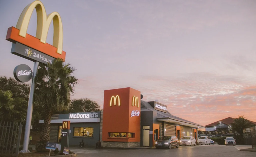 McDonald's временно закрывает офисы в США и готовит объявления об увольнениях