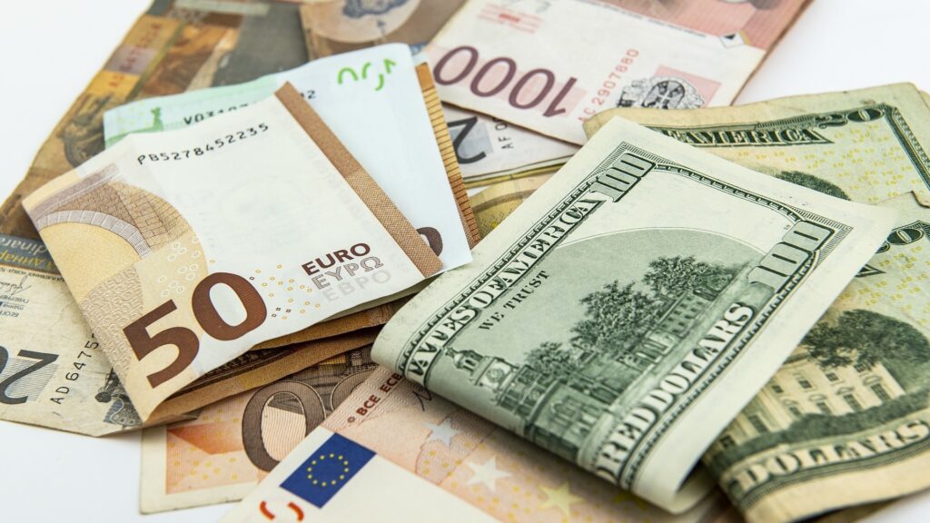 На фоне публикаций статданных о Германии евро подорожал к доллару