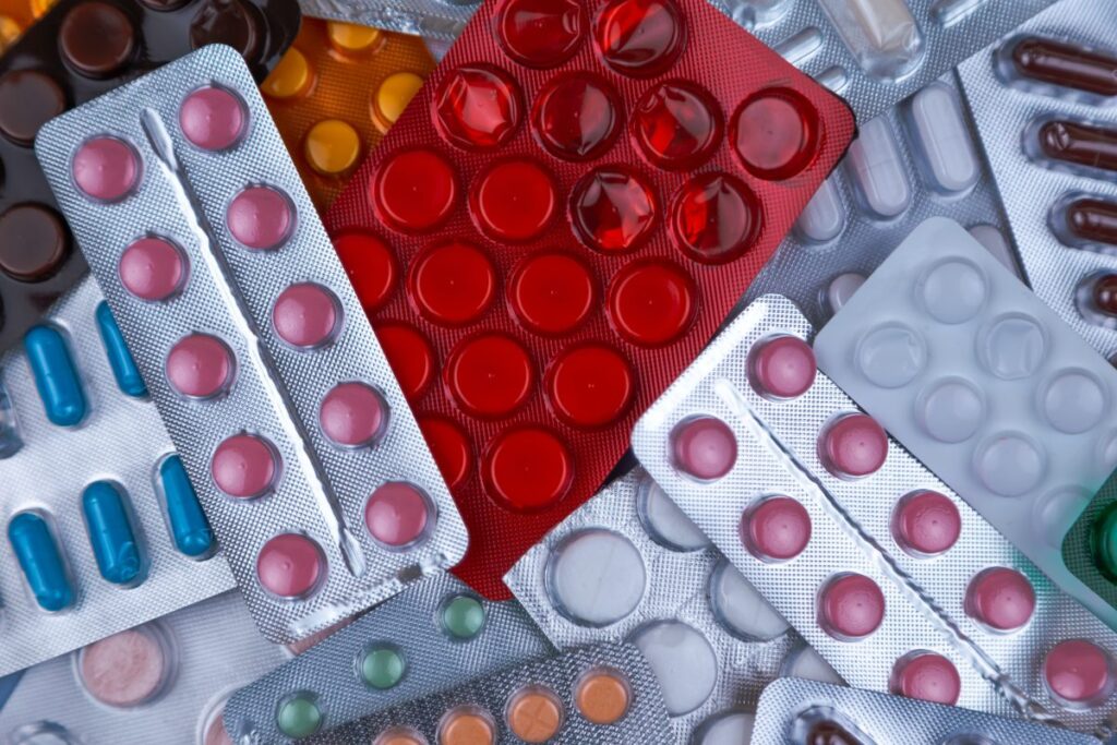 Таблетки и лекарства лежат на столе