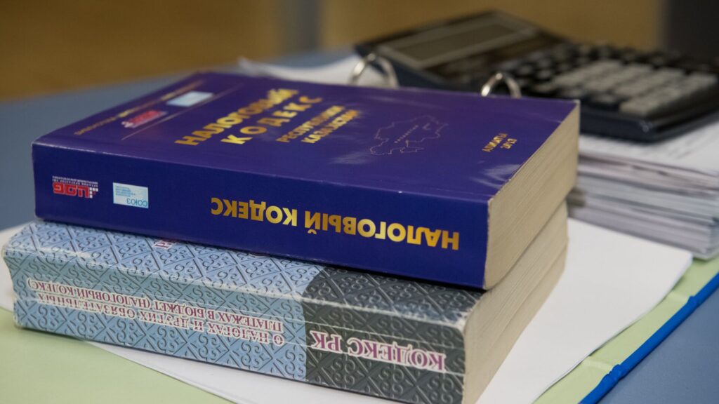 Опубликованы списки должников по налогам и платежам в Казахстане на апрель 2023 года