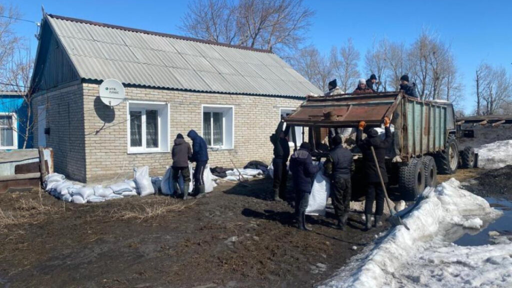 Сельчан эвакуируют из-за выхода реки из берегов в Костанайской области