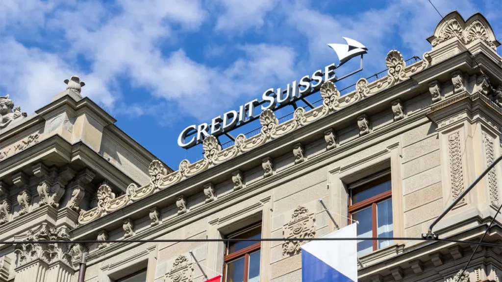 Швейцария ограничит выплаты бонусов высокопоставленным сотрудникам Credit Suisse и UBS из-за государственной помощи