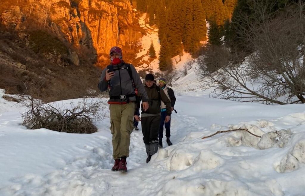 Спасатели Алматы помогли трем туристам спуститься с пика Букреева