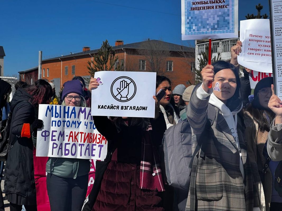 Сегодня в Астане женщины вышли на марш против насилия в отношении женщин.