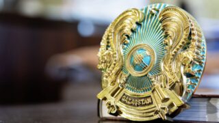 В Казахстане проведут конкурс на эскиз нового герба